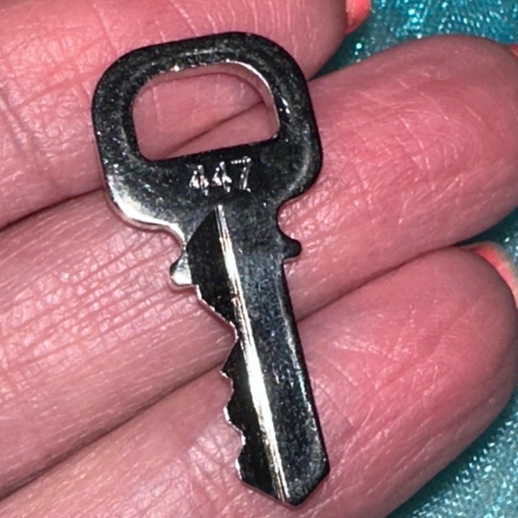 447 series Louis Vuitton silver lock and key - Picture 5 of 5
